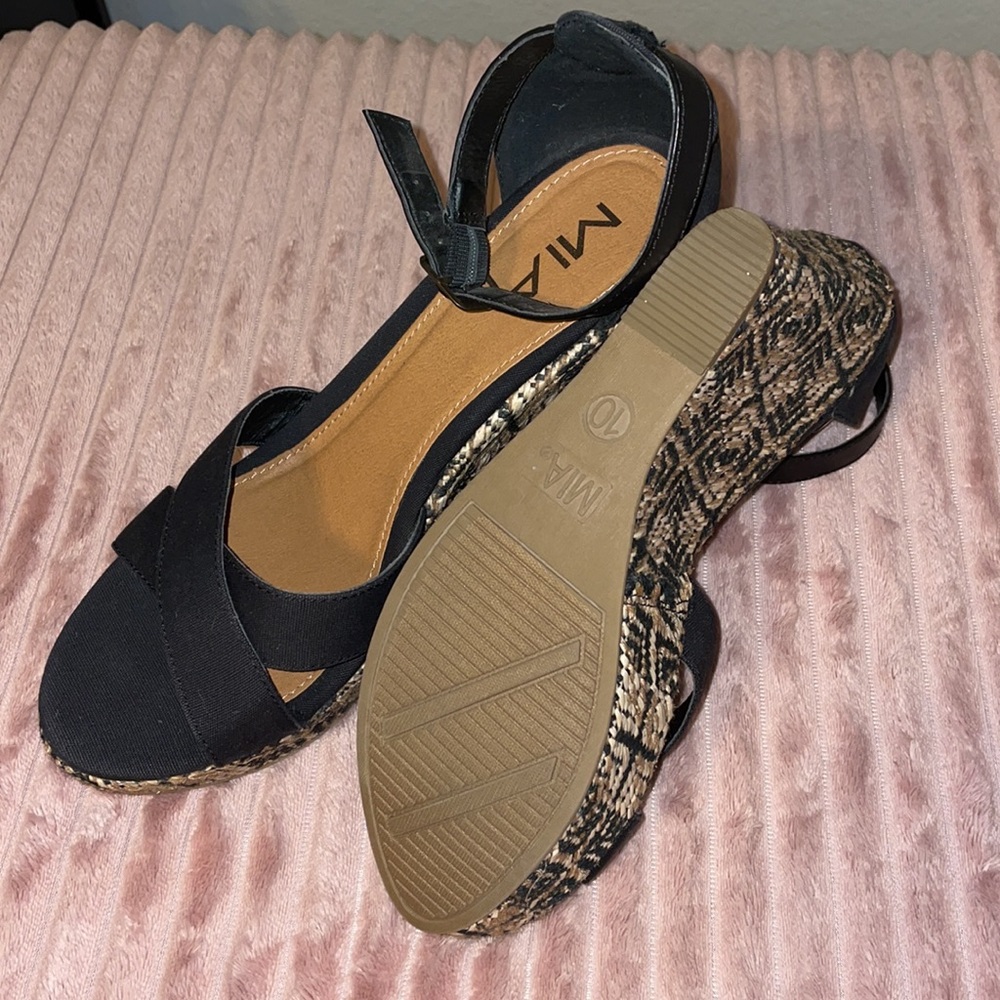 Shoes - Picture 3 of 4
